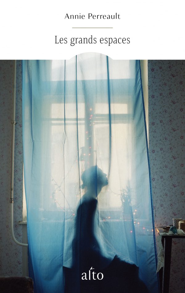 Couverture du roman Les grands espaces d'Annie Perreault, montrant une femme de profil devant une fenêtre
